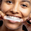 Vrouw met PAP+ tandbleekstrips van Diamond Smile