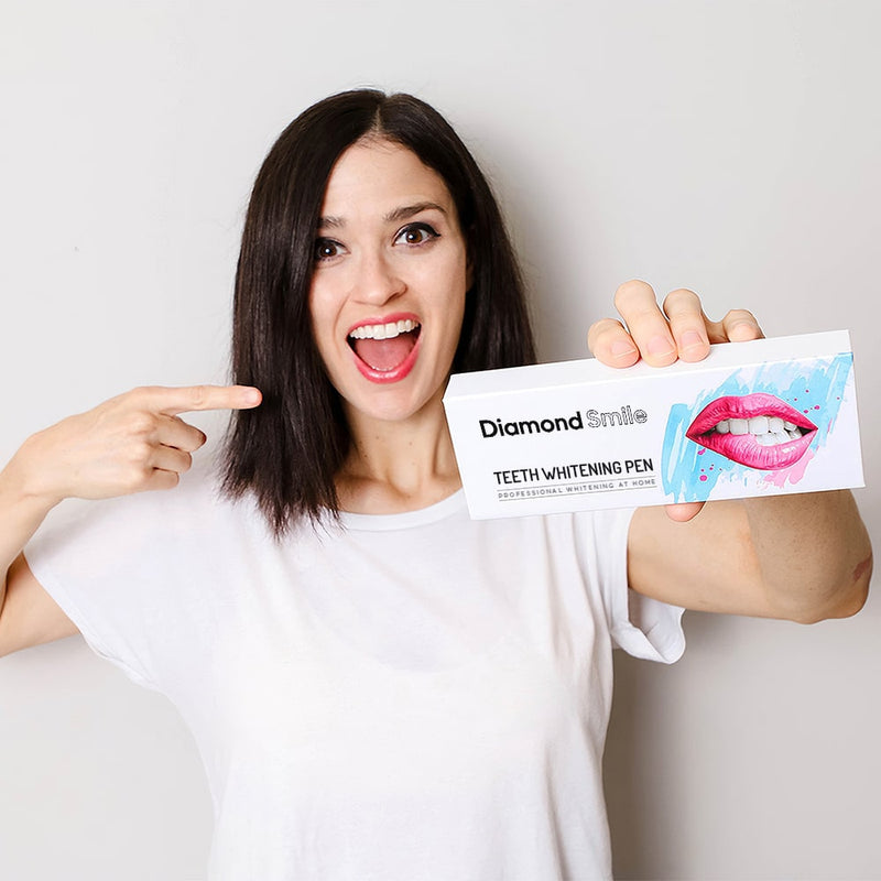 Vrouw met Diamond Smile tandbleekpen - Tanden Bleken Pen