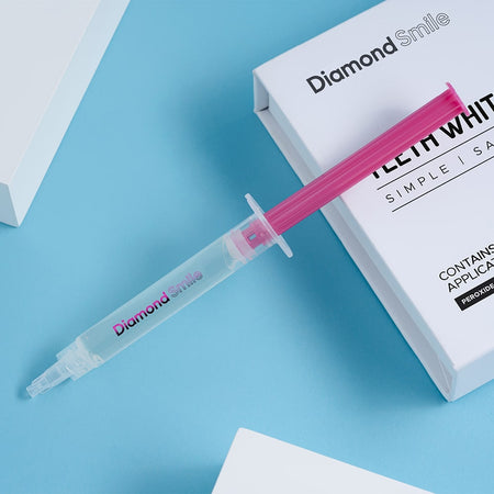 Een Diamond Smile tandbleekgel om thuis tanden te bleken, verpakt tegen een witte achtergrond