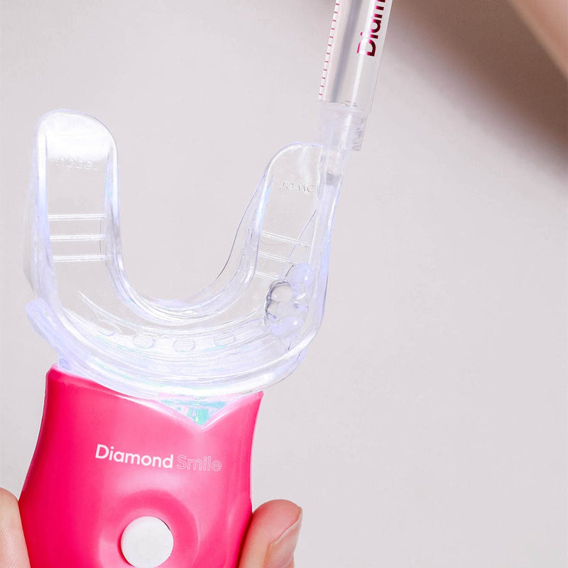 Tandblekende gel wordt met een tandbleekgel spuitje in een tandbleek mondstukje gevuld